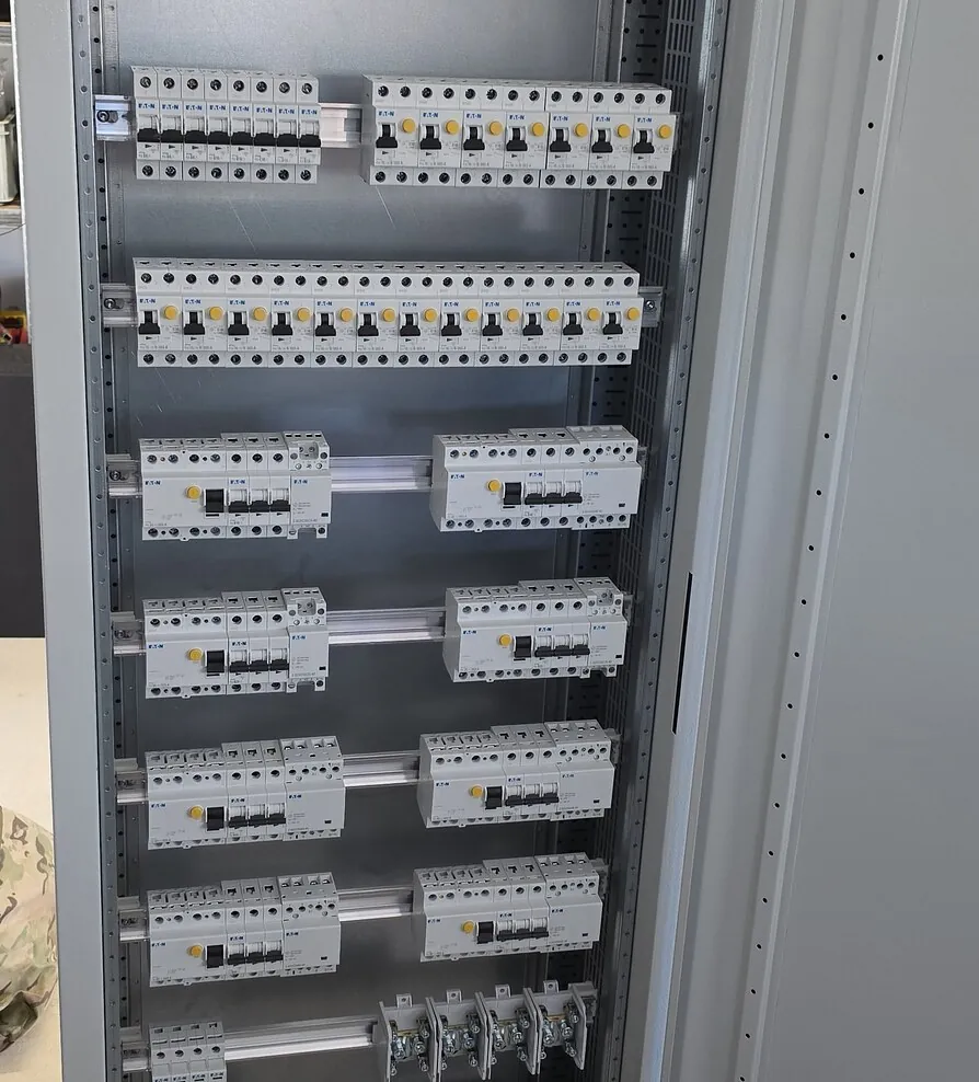 Přehledně zapojený rozvaděč rodinného domu — elektroinstalace Lovosicko