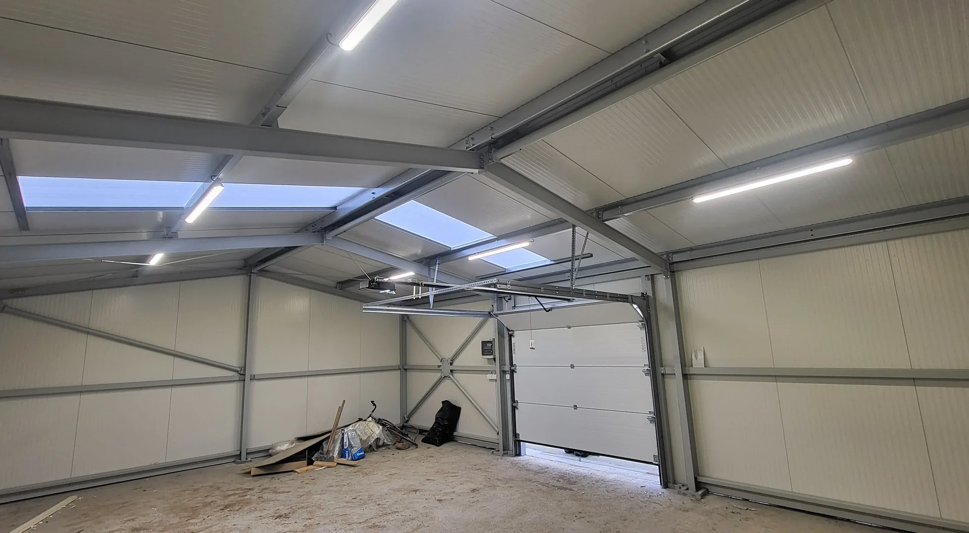 Hala s LED osvětlením — elektroinstalace komerčních prostor Lovosice