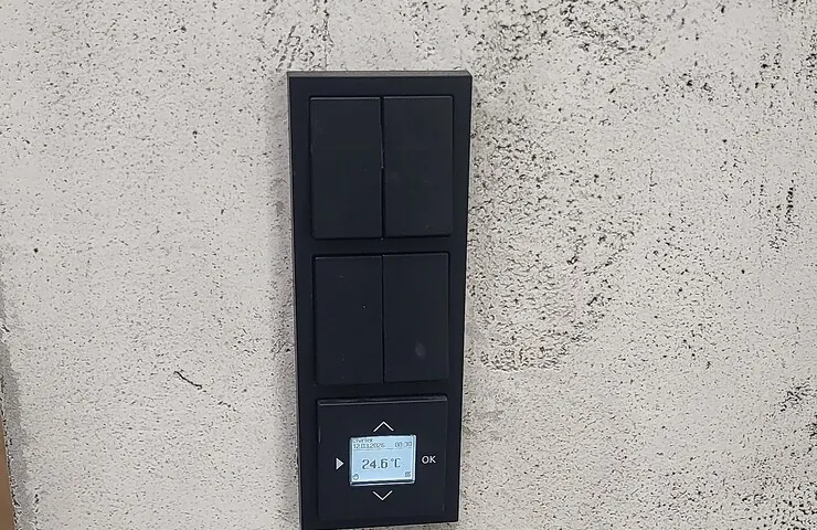 Nástěnný ovládací panel vytápění — chytrá domácnost Loxone Lovosice