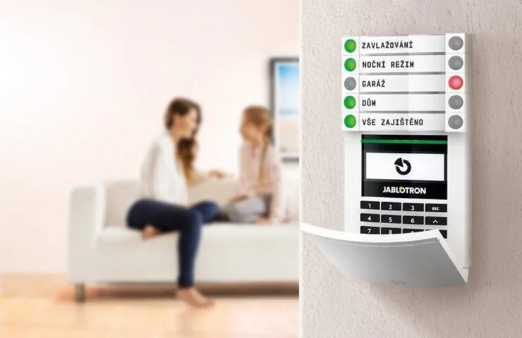Ovládací klávesnice zabezpečovacího systému Jablotron v rodinném domě — montáž alarmů Litoměřicko