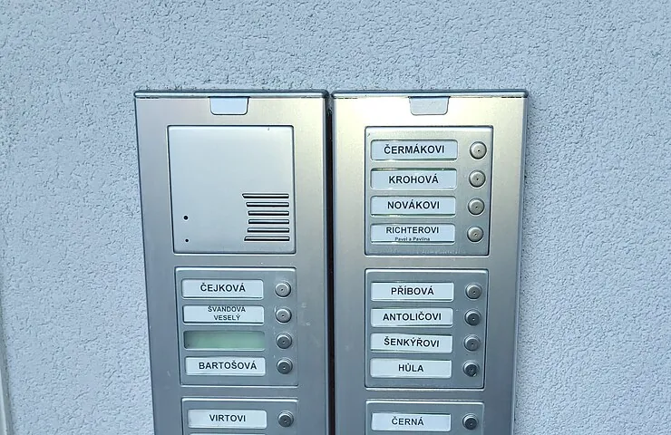 Domovní telefon se zvonkovým panelem bytového domu — audio a videotelefony Litoměřice