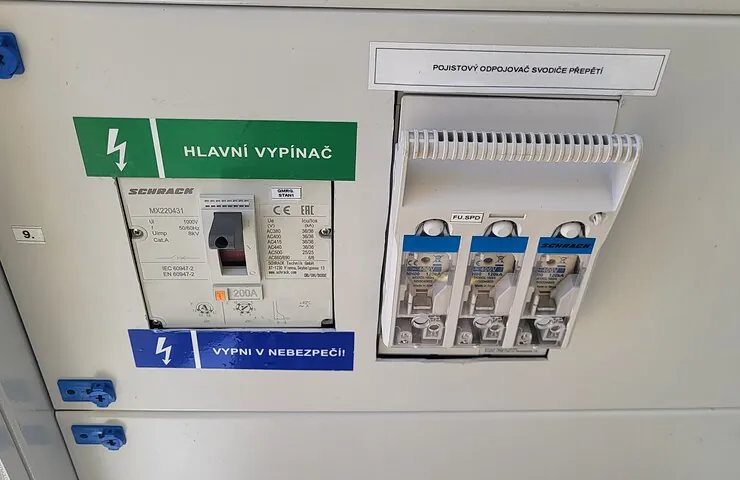 Rozvaděč s hlavním vypínačem a přepěťovou ochranou — revize elektroinstalace Lovosice