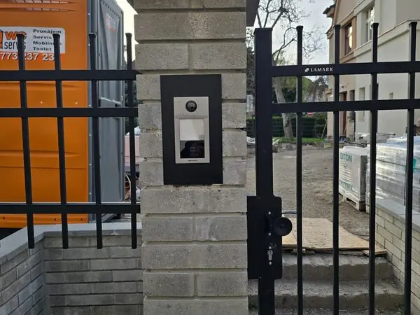 Vstupní branka s videotelefonem — zabezpečení a videotelefony Lovosice