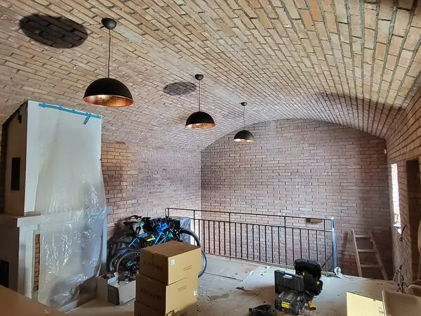 Klenutý cihlový strop se závěsnými svítidly — elektroinstalace rekonstrukcí Litoměřicko