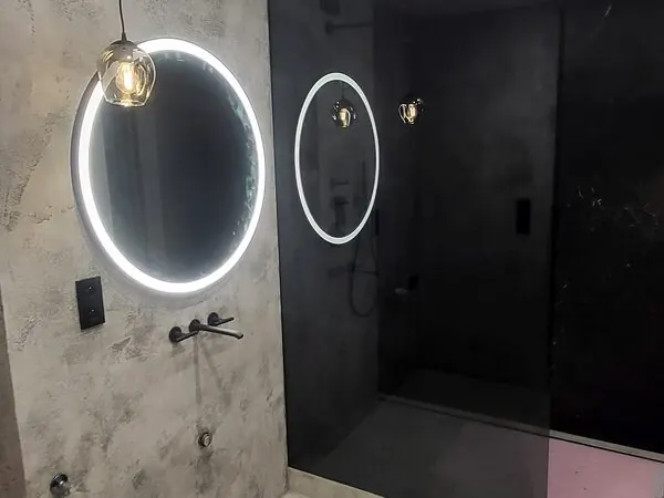 Koupelna s podsvíceným zrcadlem a walk-in sprchou — elektroinstalace Lovosice