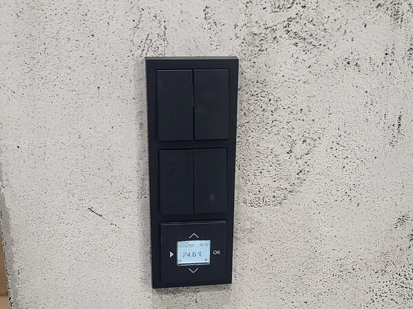 Nástěnný ovládací panel vytápění — chytrá domácnost Loxone Litoměřicko